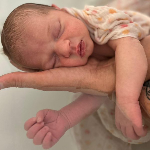 Bain_Main Bébé porté dans le Bain